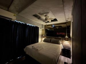 een slaapkamer met een bed en een plafondventilator bij Condo in Taguig, 2br condo, Acacia Estates, BGC, in Manilla