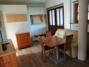Una sala de estar con una mesa de madera y un sofá. en Appartement Geisler, en Fügen 30 fotos más