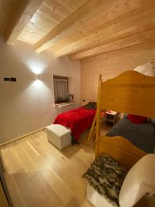 een slaapkamer met een bed in een kamer met houten plafonds bij The Wooden House in Valle di Cadore