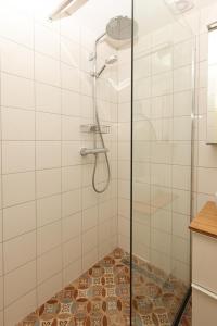 W łazience znajduje się prysznic ze szklanymi drzwiami. w obiekcie De Torteltuin w mieście Nispen