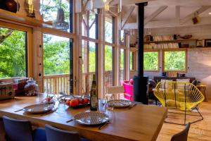 Χώρος καθιστικού στο Détente au Bord de l'Eau - Le Chalet du Carla avec Spa et Ponton Privé