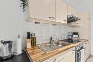 Kuchyň nebo kuchyňský kout v ubytování Stylish Apartment, 4 min to U3 Zipperer Straße