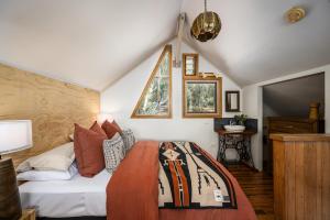 Llit o llits en una habitació de Little Olive Cabin