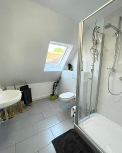 y baño con ducha, aseo y lavamanos. en Ferienwohnung mit WiFi und 2 Schlafzimmern en Ipsheim