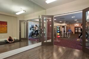 ワシントンにあるFoggy Bottom 1BR w Gym nr GWU Metro WDC-217のピラティスをやっている女性と一緒に部屋でジム