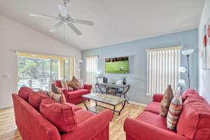 Μια τηλεόραση ή/και κέντρο ψυχαγωγίας στο Sunny lake view villa with pool spa - close to attractions