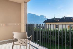 une chaise blanche assise sur un balcon avec vue dans l'établissement Ferienwohnungen Karin - Gala, à Termeno