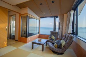een woonkamer met uitzicht op de oceaan bij La se ri Resort and Stay in Himi