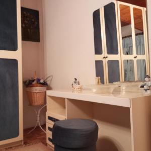 een badkamer met een wastafel en een spiegel bij Happy 80's in Belgrado