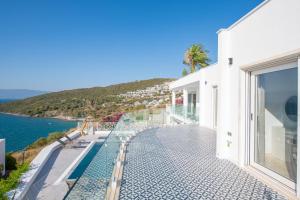 un balcone di una casa con vista sull'oceano di Bodrumda Eşsiz Deniz Manzaralı Lüks Villa Boss 1 a Milas