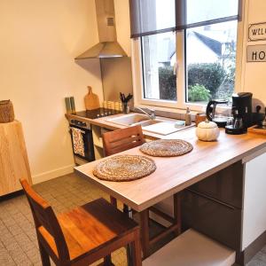 uma cozinha com uma mesa de madeira com placas em Studio Gypsy em Isigny-le-Buat