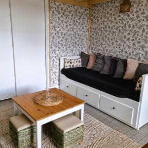 una camera con un letto e un tavolo con un tavolo di Studio Gypsy a Isigny-le-Buat