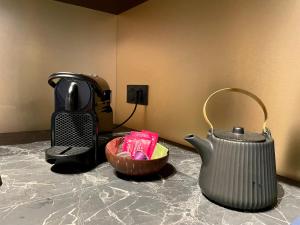 - Cafetera y tetera en la barra en Appartement Haut de Gamme, Balnéo/ Balcon/ Garonne, en Toulouse 3 fotos más