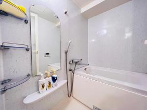 een badkamer met een bad en een wastafel bij Jun KBK 306 in Tokyo