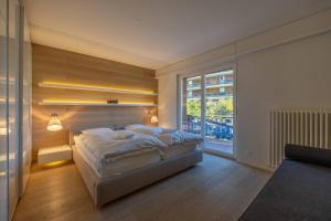 - une chambre avec un lit et une grande fenêtre dans l'établissement Ecluses 7 - Nendaz centre & close to ski lift, à Nendaz