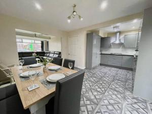 uma cozinha e sala de jantar com mesa e cadeiras em (S12) Bright 3 Bed Home With Free Parking Leeds em Killingbeck