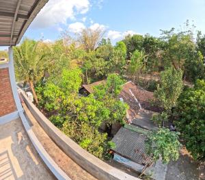 una casa con vistas al jardín en Omah Nogotirto Homestay Jogja, en Ngingas