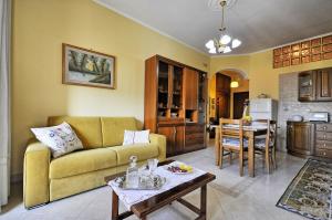 ein Wohnzimmer mit einem Sofa und einem Tisch in der Unterkunft Casa Margherita in Sorrent