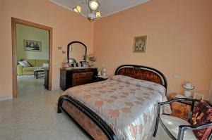 ソレントにあるCasa Margheritaのベッドルーム1室(ベッド1台付)、リビングルームが備わります。