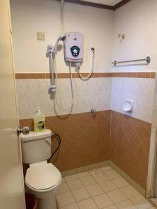 uma casa de banho com um WC e um chuveiro em A Famosa resort villa 877 snooker karaoke BBQ 5BR em Kampong Alor Gajah