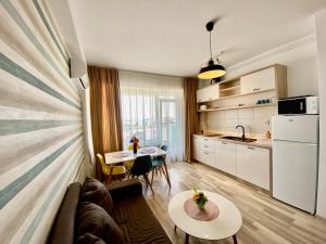 a small apartment with a kitchen and a living room at Summerland mamaia view in Mamaia