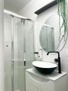 y baño con lavabo y espejo. en Arina & Julien La Défense-Paris en Suresnes