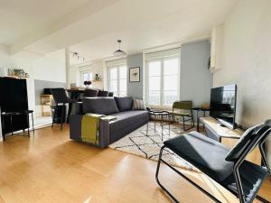 uma sala de estar com um sofá e uma mesa em La belle vue Laonnoise em Laon