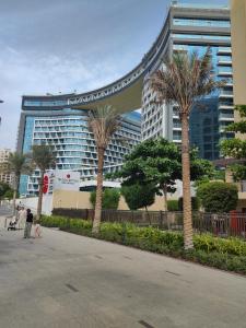 un gruppo di palme di fronte a un grande edificio di 7 Palm Jumeirah a Dubai