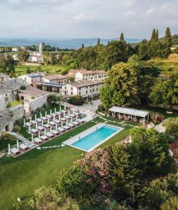 Relais Forte Benedek Wine & SPA - Adults Only内部或周边的泳池