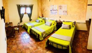 pokój z 3 łóżkami i żółtą pościelą w obiekcie Casita Bellavista with great views in Mozaga w mieście Mozaga