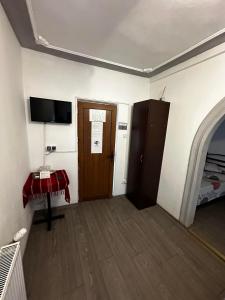 Cette chambre dispose d'un couloir avec une porte et d'une télévision. dans l'établissement Casa Bucovineană, à Iaşi