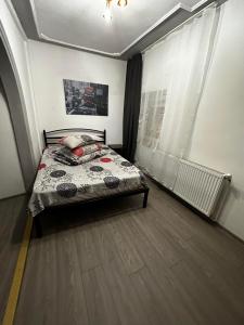 Ένα ή περισσότερα κρεβάτια σε δωμάτιο στο Casa Bucovineană