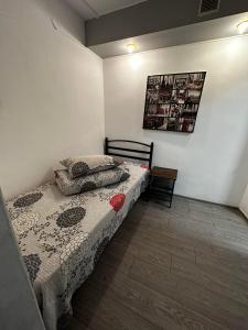 - une chambre avec un lit et une photo sur le mur dans l'établissement Casa Bucovineană, à Iaşi