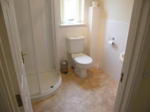 y baño con aseo, ducha y lavamanos. en Elmbank Accommodation, en Berwick-Upon-Tweed