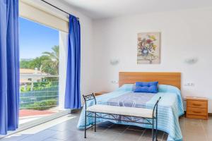 アス・マルカダルにあるVilla Datil by Villa Plusのベッドと大きな窓のある寝室 +24枚の写真