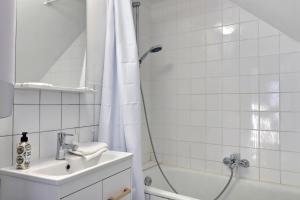 een witte badkamer met een douche en een wastafel bij Nuance de gris ~ Hyper centre ~ Mon Groom in Troyes