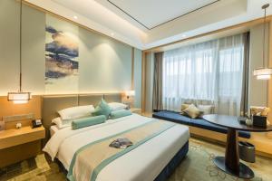 سرير أو أسرّة في غرفة في Century Runhua Hotel