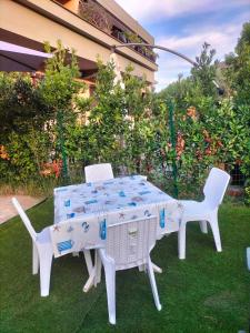 a table with two chairs and a table with at Casa Alma monolocale per 2 persone in Porto Ercole