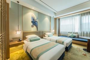 سرير أو أسرّة في غرفة في Century Runhua Hotel