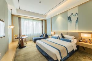 سرير أو أسرّة في غرفة في Century Runhua Hotel