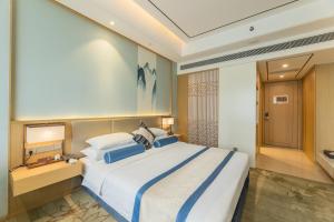 سرير أو أسرّة في غرفة في Century Runhua Hotel