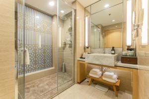 Century Runhua Hotel في جينان: حمام مع دش ومغسلة ومرآة