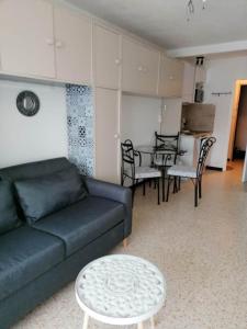 sala de estar con sofá y mesa en 028 Cap City B25, en Cap d'Agde