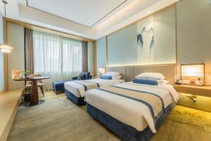 سرير أو أسرّة في غرفة في Century Runhua Hotel