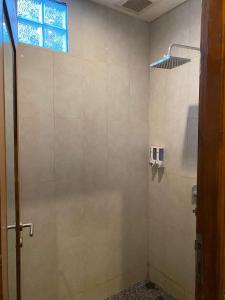 łazienka z prysznicem i oknem w obiekcie Asiana Lovina Hotel w mieście Lovina