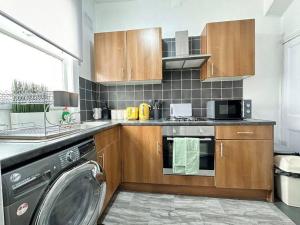 a kitchen with a washer and a dishwasher at (S16) Bright Leeds City House in Roundhay