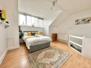 a bedroom with a large bed and a rug at (S16) Bright Leeds City House in Roundhay