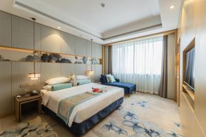 سرير أو أسرّة في غرفة في Century Runhua Hotel