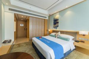 سرير أو أسرّة في غرفة في Century Runhua Hotel