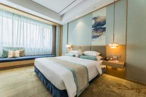 سرير أو أسرّة في غرفة في Century Runhua Hotel